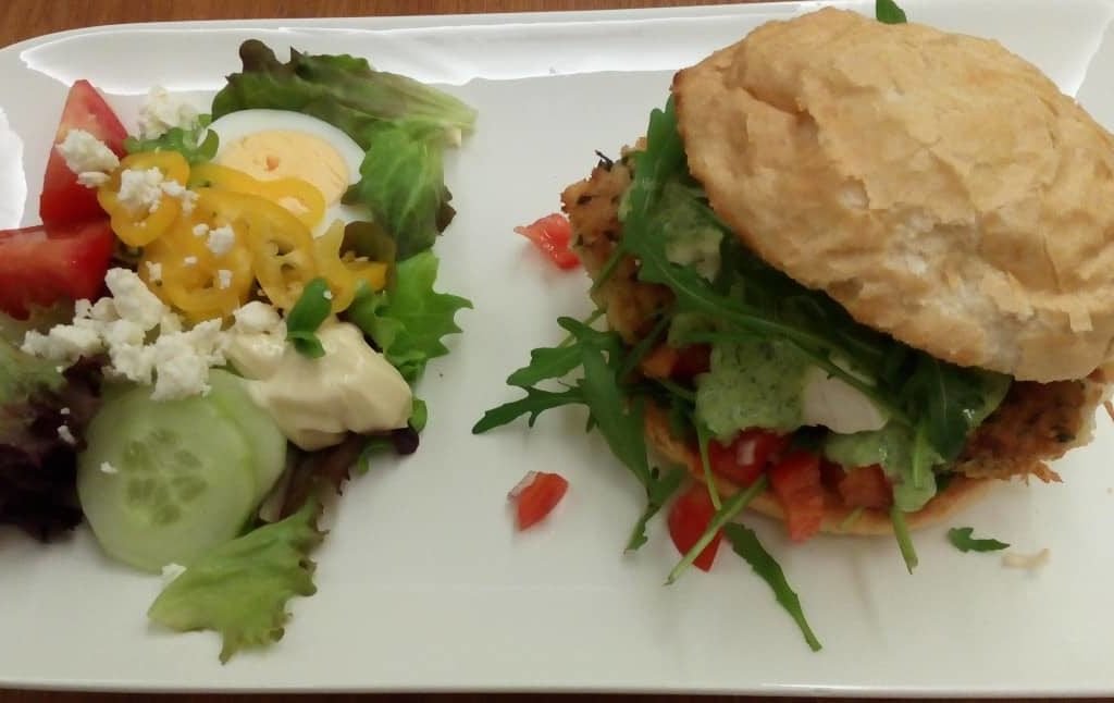 Chicken burger met goddess-saus