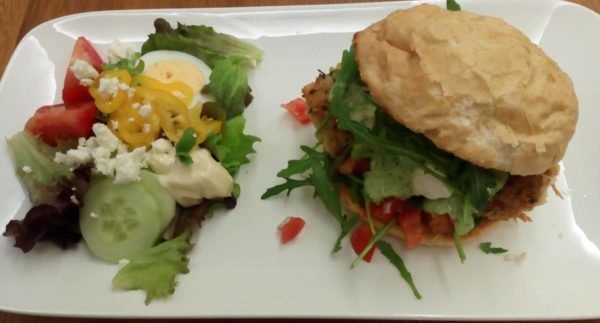 Chicken burger met goddess-saus