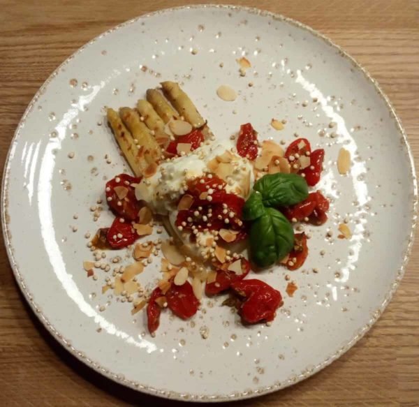 Gegrilde asperges met gekonfijte tomaatjes en burrata
