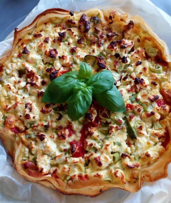 Quiche met filodeeg, gegrilde paprika, kip en feta