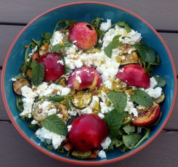 Salade met gegrilde perzik en feta