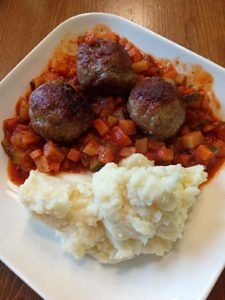 ballekes in groententomaten saus met puree