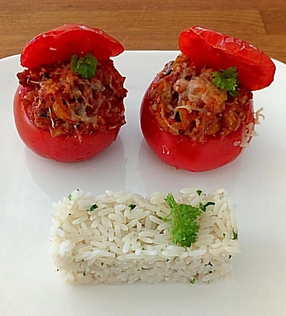 gevulde tomaat met gehakt en groentjes