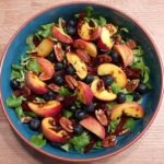 salade van gegrilde perzik rode biet en noten