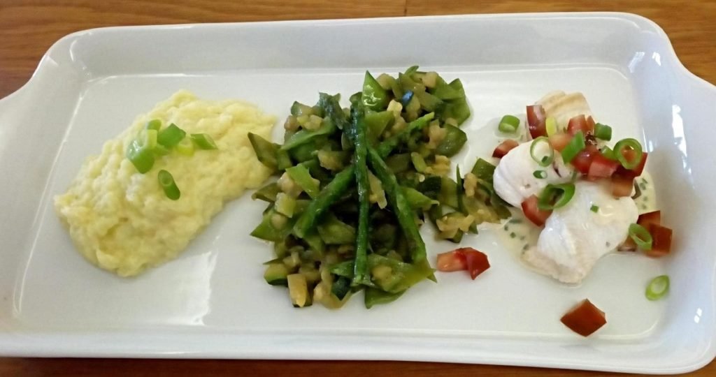 tongrolletje met preipuree en groene groentjes